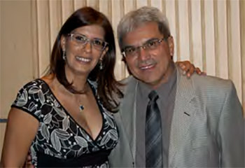 Dra. Gabriela Contreras, nueva Editora de la Revista Tribuna del Investigador con el Dr. Alberto Pertuz, Presidente de la APIU (2011-2013) durante el Vino de Honor a los homenajeados