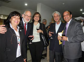 Los ex Presidentes de la APIU: Dra. Inirida Rodríguez, Coordinadora del Vicerrectorado Académico, Dr. Nicolás Bianco, Vicerrector Académico, Dr. Claudio Bifano, miembro de la Facultad de Ciencias y Presidente de la Académica de Ciencias Físicas, Matemáticas y Naturales con los Doctores María Esculpi, Decana y Manuel Martínez, Coordinador Comisión de Estudios de Postgrado de la Facultad de Ingeniería durante el Vino de Honor ofrecido por la Fundación UCV