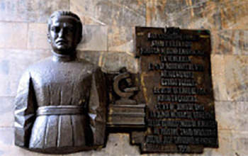 Escultura en bronce del “Dr. José Gregorio Hernández C., en la fachada Este de la entrada principal del IME