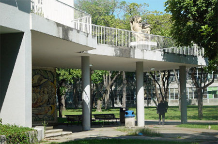 La actual edificación del Instituto de Medicina Experimental de la Facultad de Medicina en la Ciudad Universitaria de Caracas (UCV), Patrimonio Cultural de la Humanidad. Se puede observar en su terraza, la escultura denominada “La Educación”, obra en piedra de Cumboto, del maestro venezolano Francisco Narváez.