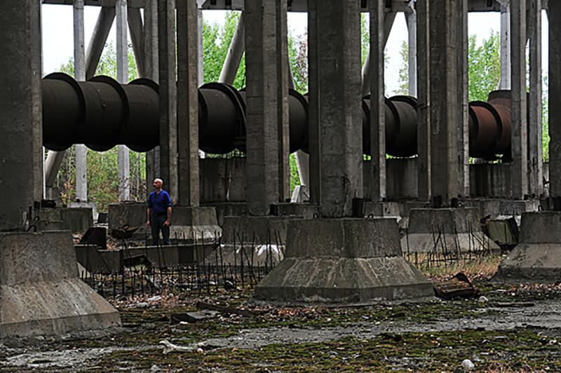 Las ruinas nucleares de Chernóbil dejan una profunda impresión a quienes las visitan. El poder devastador del átomo adquirió en este lugar las características de un apocalipsis nunca antes visto. El ingeniero norteamericano Pawel Moldenhawer, en la foto, dentro de la chimenea del reactor nuclear número 6, parece reflexionar sobre lo aquí sucedido.