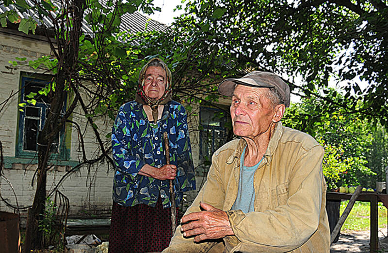 Iván y María son dos campesinos que regresaron después de la catástrofe, hace 30 años, y desde entonces viven en la Zona de Exclusión de Chernóbil. Tienen lagunas y huertos a los que le dedican esmerada atención. De cuando en cuando reciben visitas, como la de esta ocasión, que les sirve para repetir su cuento ya legendario una y otra vez. importantes: el primer hombre en el espacio.