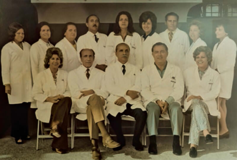 Figura 2 La Cátedra de Microbiología en 1972: Sentados: Mildred de Feo, Alberto Pardi, Leopoldo Briceño Iragorry, Dante Borelli, Carmen Marcano. De pie: Lourdes Rondón, Argelia de Atilano, Margot Miani, Gonzalo Castro, Fanny Pérez de Rodríguez, Anagela Gallurralde, Domingo López Parra, Cristina Ugueto, Jóvita de Urbáez