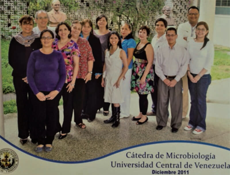 Figura 3 La Cátedra de Microbiología en la actualidad: Jocays Caldera, Martin Carballo, Giorgina Mendoza, Luzalba Nweihed, Sofía Mata Essayag, Yolanda García, María Eugenia Landaeta, Andreína Duarte, Morelys Villarroel, Zobeida Uzcátegui, Eduardo Bastidas, Pablo Rodríguez, Orlando Jiménez, Etna Velásquez