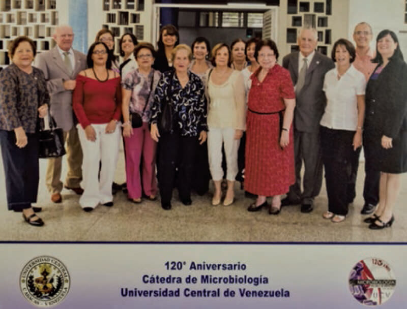 Figura 4 La Cátedra de Microbiología en la celebración de sus 120 años (2011): Carmen Marcano, Felipe Zamora, Giorgina Mendoza, Etna Velázquez, LuzalbaNweihed, María Gómez, Jocays Caldera, Argelia Atilano, Zobeida Uzcategui, Tibaire Montes, Sofía Mata, Libia Henao, María J. Núñez, Domingo López Parra, Flor Muñoz, Martin Carballo, María Eugenia Landaeta