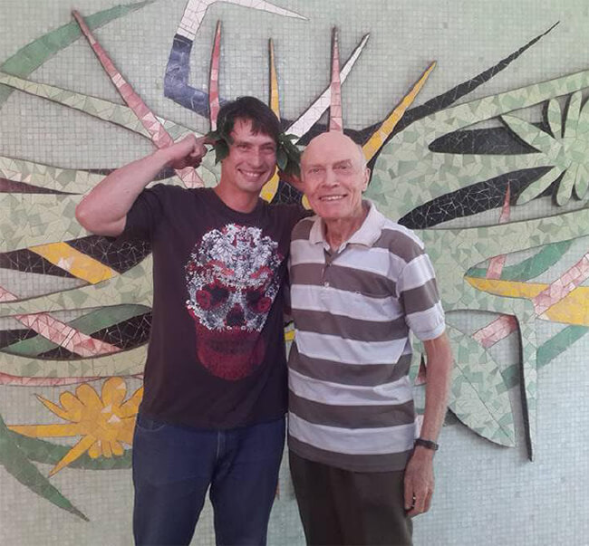 Jesús Hernández y Bruno Manara, frente al mural “Fantasmas de plantas tropicales”