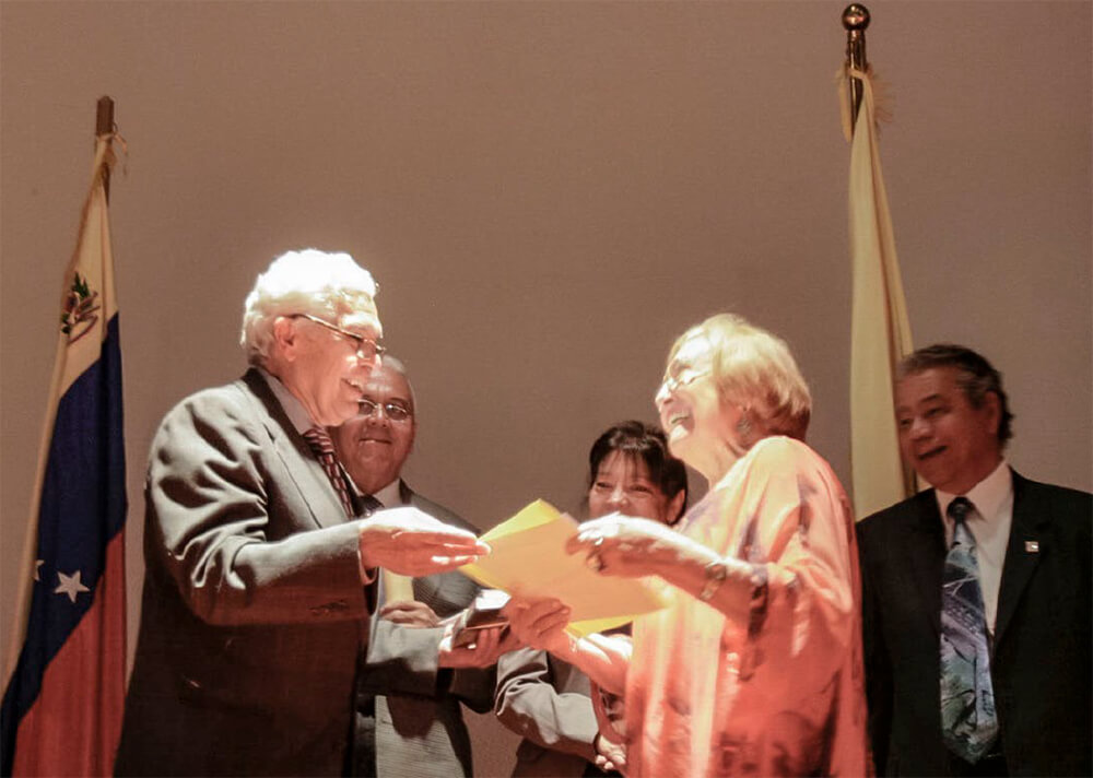 Entrega del Diploma a la Dra. Adicea Castillo por el Dr. Antonio Machado Allison presentes Dr. Félix J. Tapia, Gerente CDCHUCV, Dra. Inirida Rodríguez, Gerente Vicerrectorado Académico, Dr. Alexis Mendoza-León, Presidente APIU.