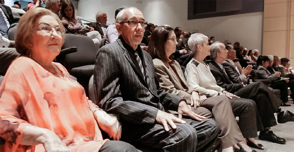 Dra. Adicea Castillo, Dr. Vasco Asis De Basilio, Dra. Tosca Hernández Alliegro, Dra. María Elena Plaza de Palacios, Dr. Víctor Rago, Dr. Agustín Morales Espinoza y público asistente