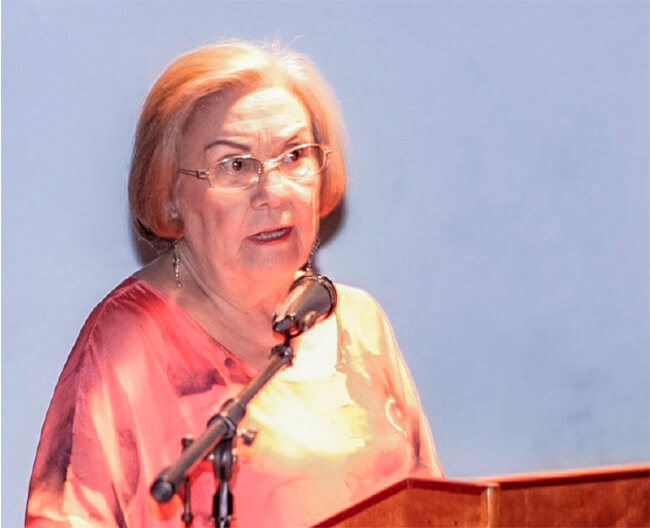 Dra. Adicea Castillo durante su discurso en representación de los ganadores del Premio