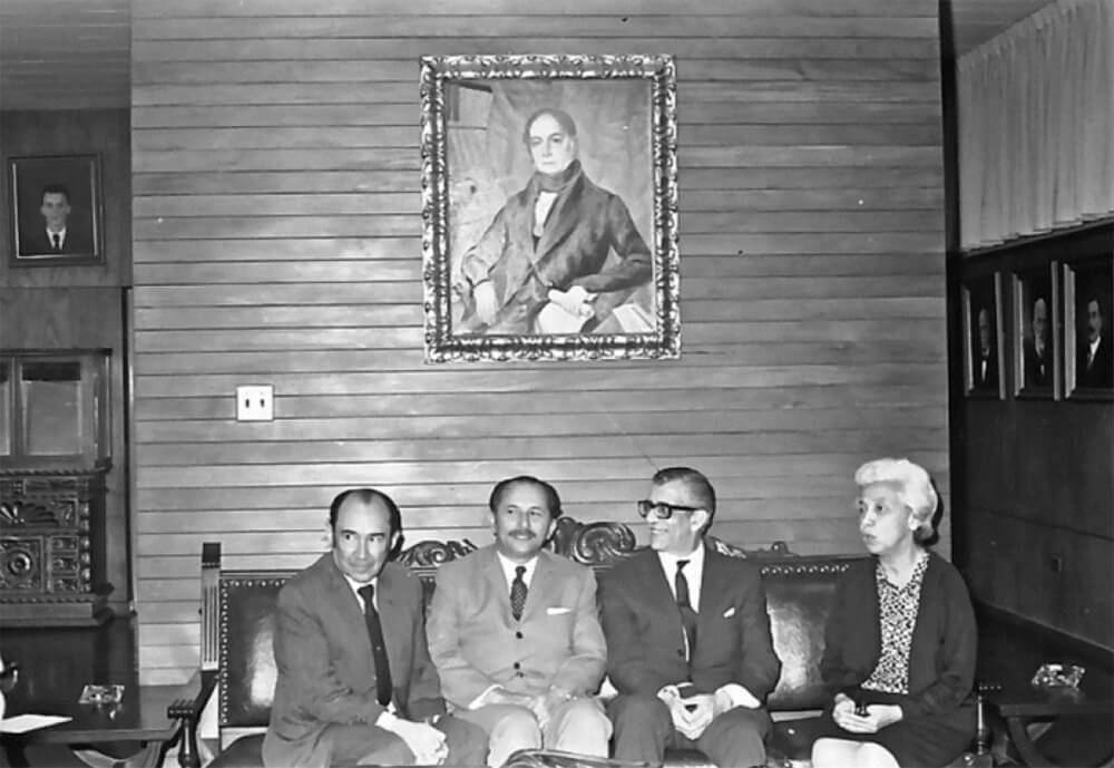 Dr. Jesús María Bianco (Rector UCV) en el centro, a su izquierda el Dr. Miguel Acosta Saignes acompañado de dos profesores visitantes