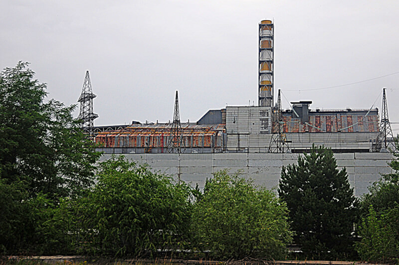 Cubierto con una coraza de óxido, el apocalipsis radiactivo: el reactor número 4 de la Planta Nuclear Vladimir Ilich Lenin conocida mundialmente como Central Nuclear de Chernóbil. La edificación humana más contaminada del mundo En su interior arden 200 toneladas de combustible nuclear sin que nadie pueda hacer nada para apagarlo. Una segunda explosión, señalan los expertos, podría dejar todo el continente europeo deshabitado. Tendrán que pasar más de 25 mil años para que la vida humana pueda asentarse de nuevo en este lugar.
