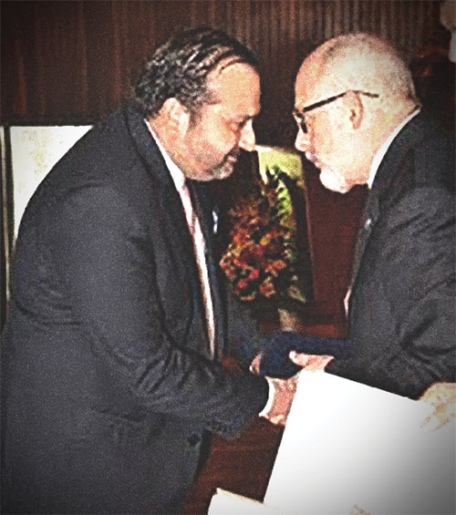 Acto de conferimiento de la Orden "Universidad Central de Venezuela" Post-mortem al Dr. Ricardo Antequera Parilli. Entrega Dr. Nicolás Bianco Colmenares, Vicerrector Académico, UCV, recibe Prof. Ricardo Alberto Antequera Hernández, Presidente Fundación RAP. Sala de Conciertos, Ciudad Universitaria de Caracas. 16 de octubre de 2014.