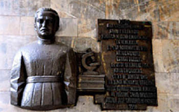 Escultura en bronce del “Dr. José Gregorio Hernández C., en la fachada Este de la entrada principal del IME Al lado de la escultura existe un escrito que contiene el siguiente texto: “Doctor José Gregorio Hernández. Sabio y filántropo fundó la Medicina Experimental en Venezuela el 6 de noviembre de 1891. Nació en Isnotú, estado Trujillo, el 26 de octubre de 1864. Murió en Caracas, el 29 de junio de 1919. La Junta Militar de Gobierno de los Estados Unidos de Venezuela, al ilustre sabio trujillano Doctor José Gregorio Hernández. 1950”. Desde sus inicios, el IME estuvo bajo la dirección del Dr. Augusto Pi-Suñer, médico e investigador de origen catalán, que migró a nuestro país, despúes de la Guerra Civil Española. Su llegada a Venezuela fue un hecho importante para la medicina nacional, en especial, la investigacion Bio-médica.